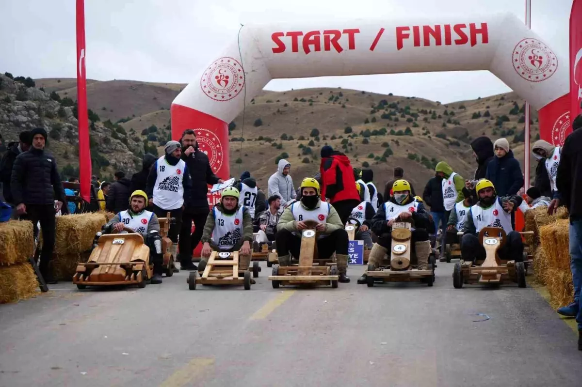 Erzincan\'da Tahta Araba Yarışları Coşkusu