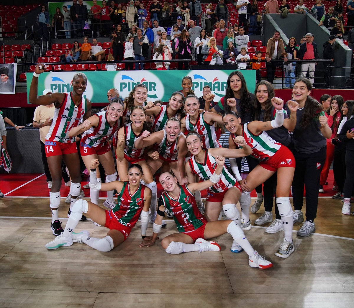 Karşıyaka Voleybol Zirvede