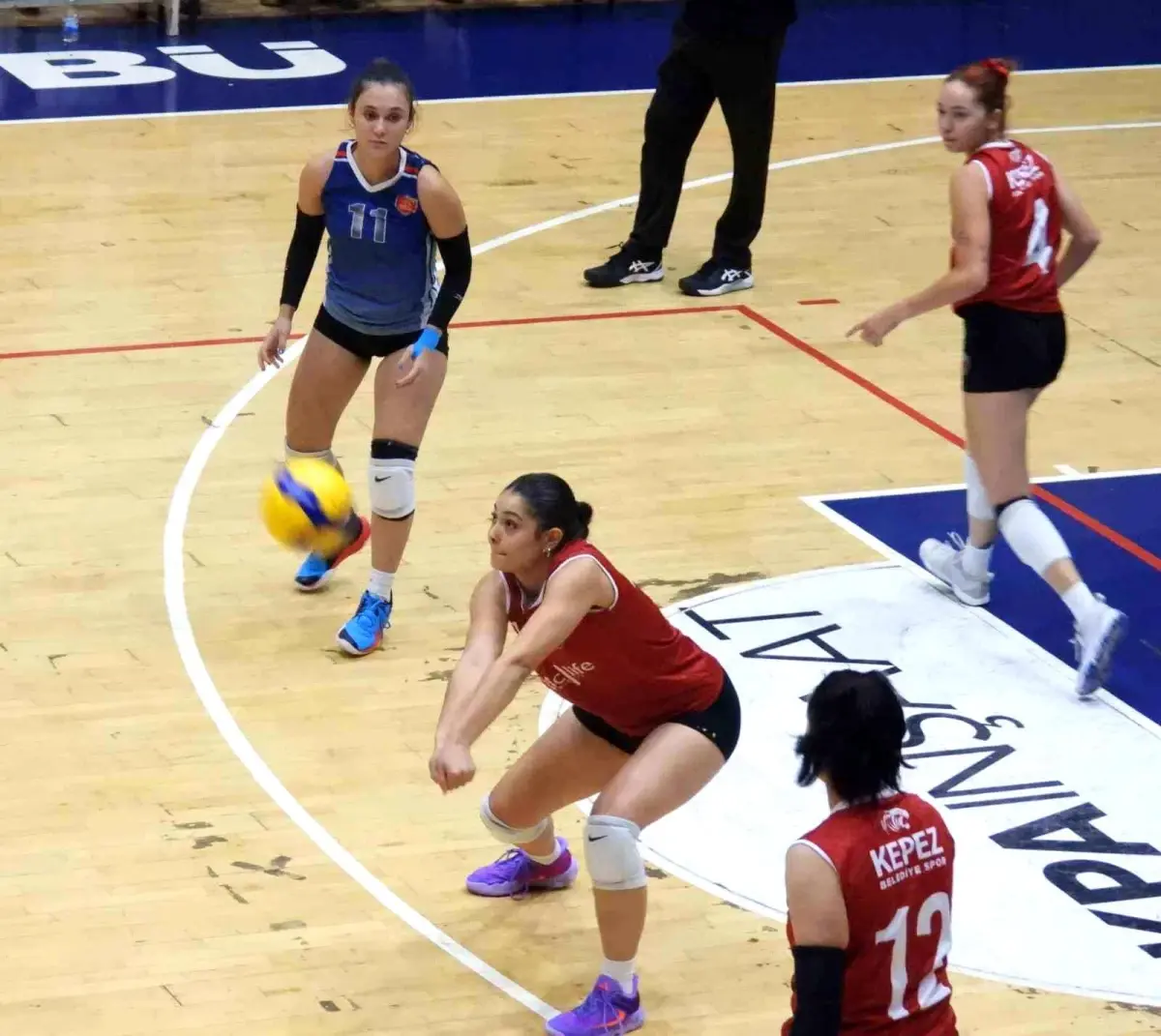 Kepez Belediyespor Voleybol Takımı, Sena Megaspor\'u Zorlu Maçla Yendi