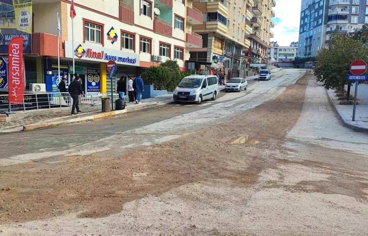 Mardin\'de Yol Sorunları ve Başkanın Tepki Çeken Asfaltlama Uygulamaları