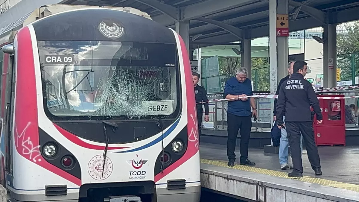 Marmaray\'da raylara atlayan bir kişi hayatını kaybetti