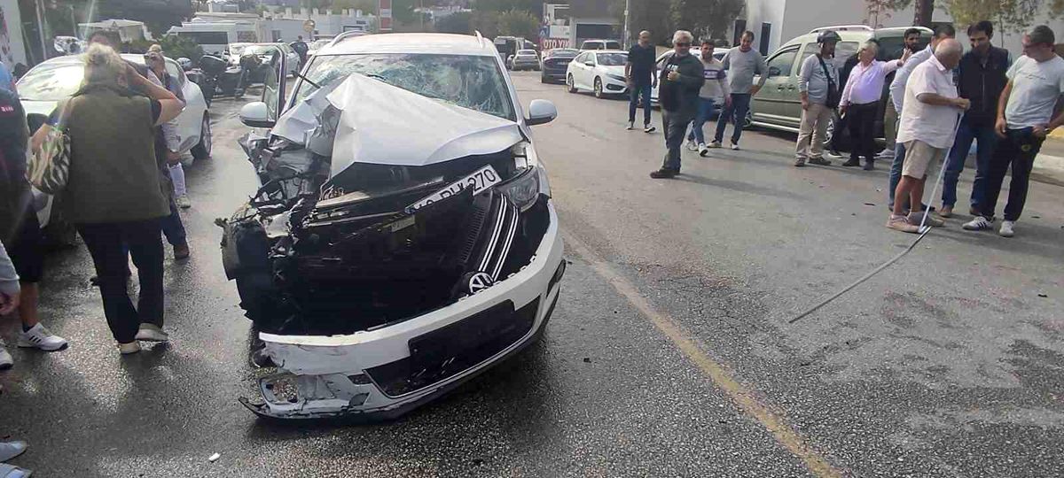 Bodrum\'da Otomobil Kamyonete Çarptı: 3 Yaralı