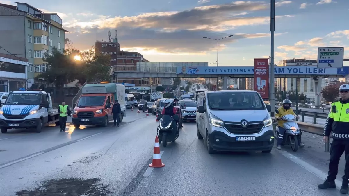 Pendik\'te Kamyonet Devrildi, Trafik Kilitlendi