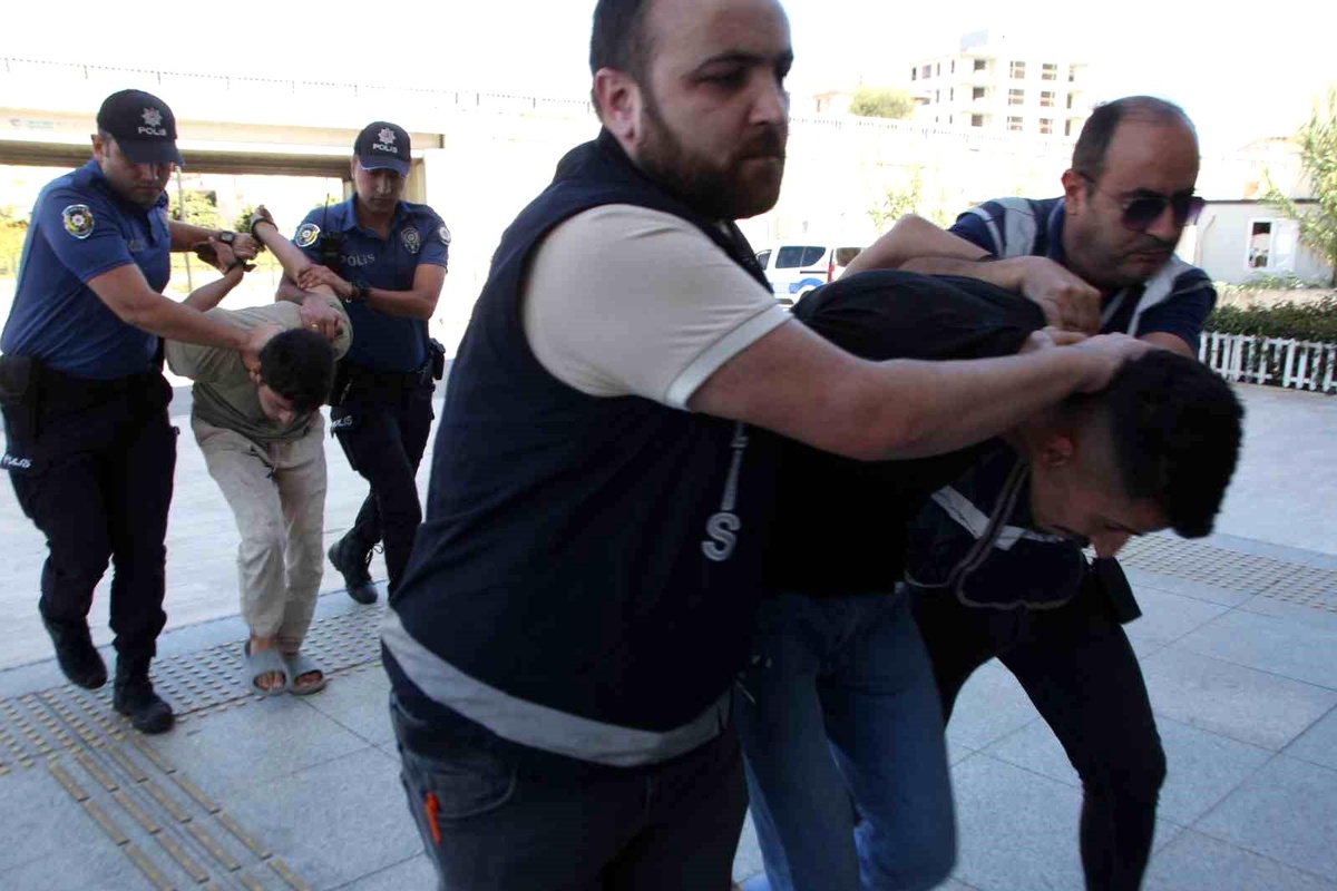 Serik\'te Polis Memuruna Saldırı: İki Zanlı Tutuklandı