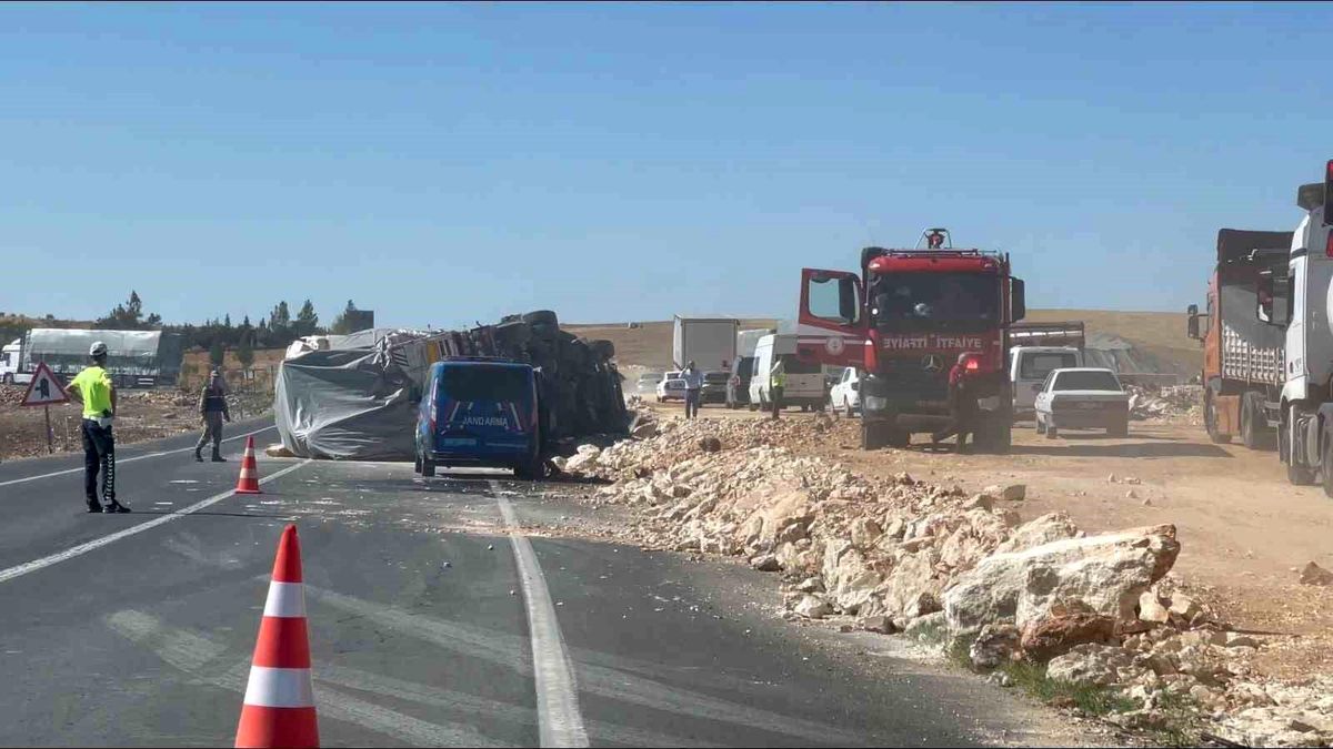 Şanlıurfa\'da Tır Devrildi, Sürücü Yaralandı