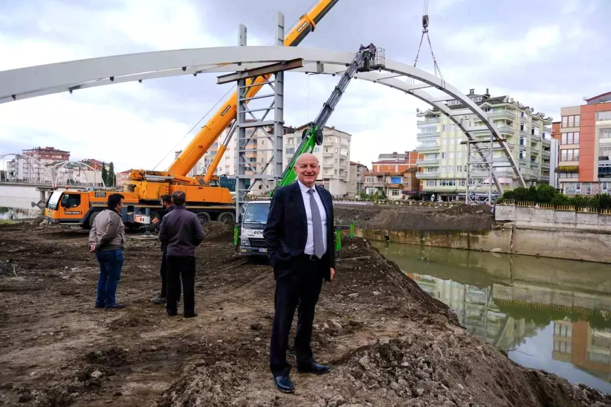 Terme Çayı Islah Projesi Kapsamında Yeni Yaya Köprüsü Montajına Başlandı