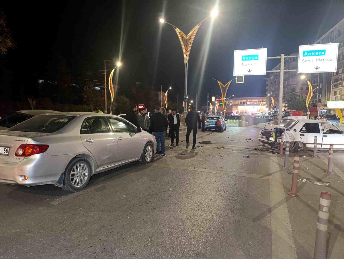 Afyonkarahisar\'da Zincirleme Kaza: 2 Yaralı