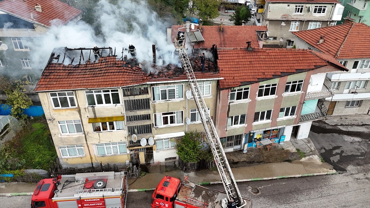 Karabük\'te 3 Katlı Evde Yangın