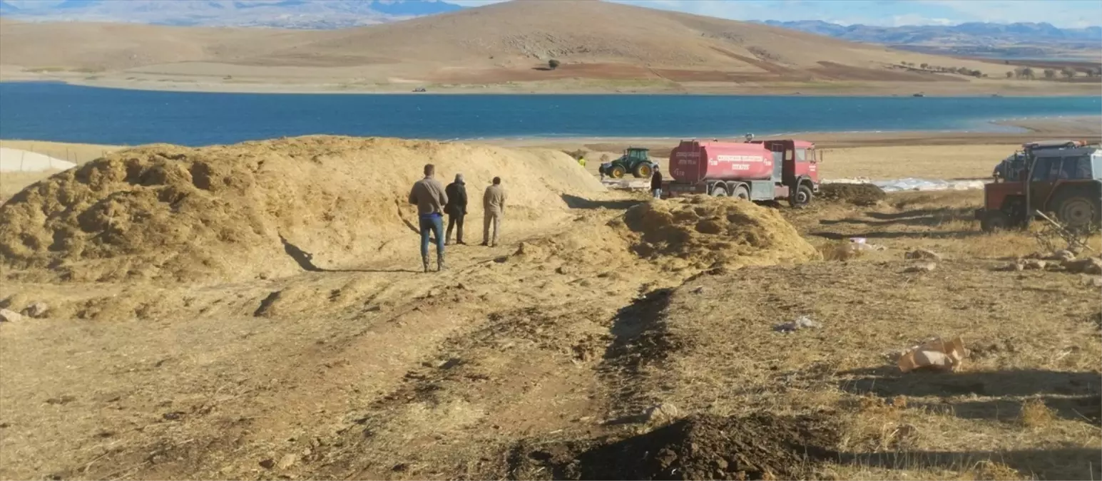 Tunceli\'de Saman Yığını Yangını Söndürüldü