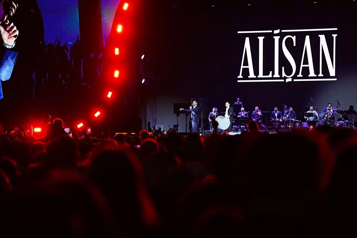 Diyarbakır Kültür Yolu Festivali\'nde Alişan Konser Verdi