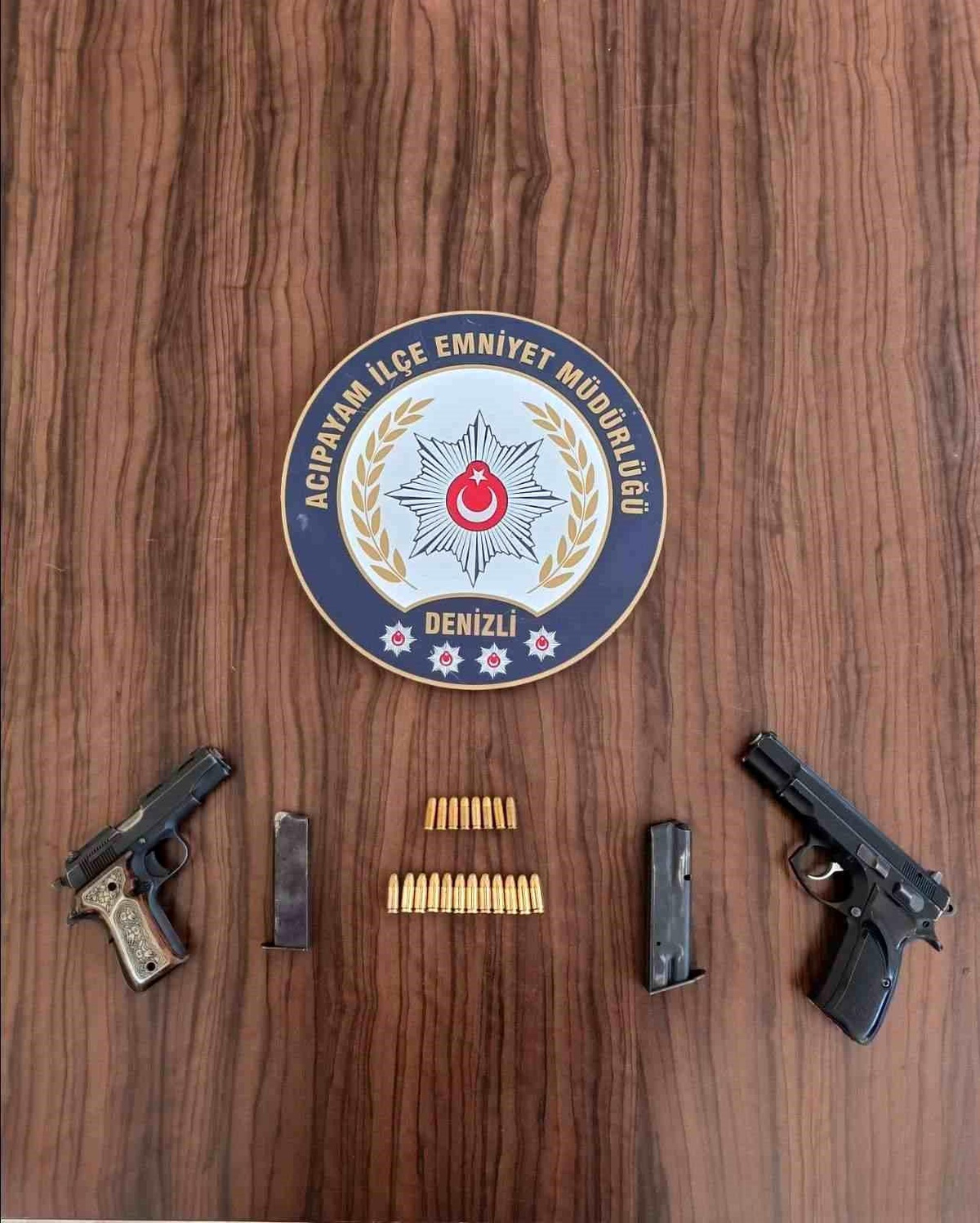 Denizli\'de Eğlence Mekanında Silah Ele Geçirildi