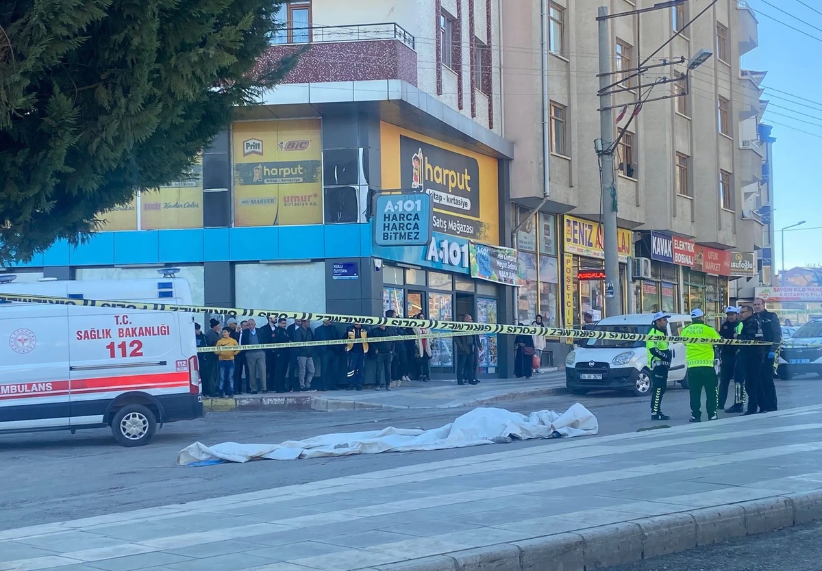 Elazığ\'da beton pompası aracının çarptığı yaya öldü