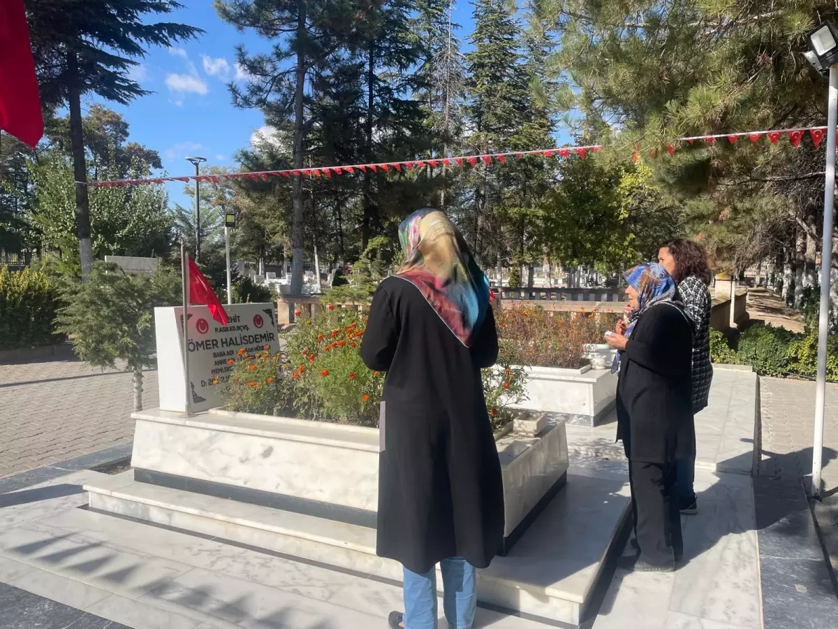 FETÖ elebaşının ölümü sonrası Ömer Halisdemir\'in kabrine ziyaretçi akını