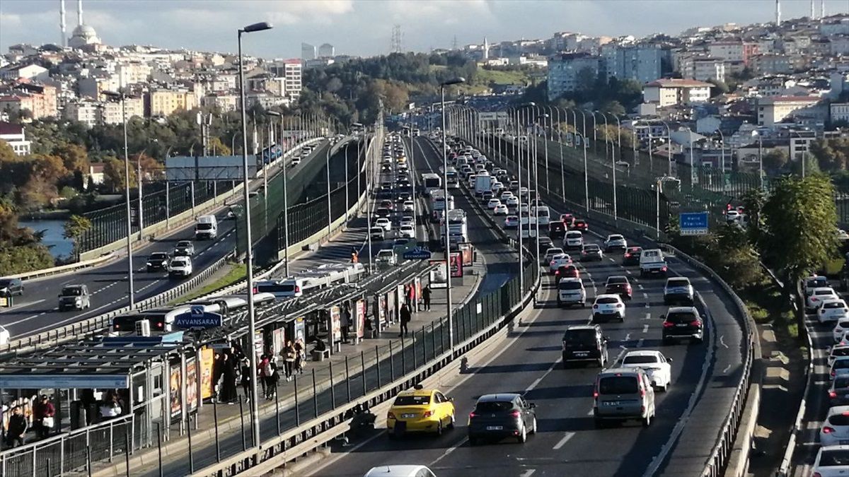 İstanbul\'da haftanın ilk iş gününde trafik yoğunluğu yaşanıyor