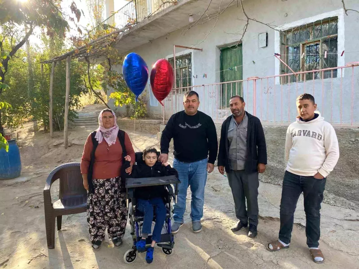 İyilik Ailesi, Engelli Çocuğa Tekerlekli Sandalye Hediye Etti