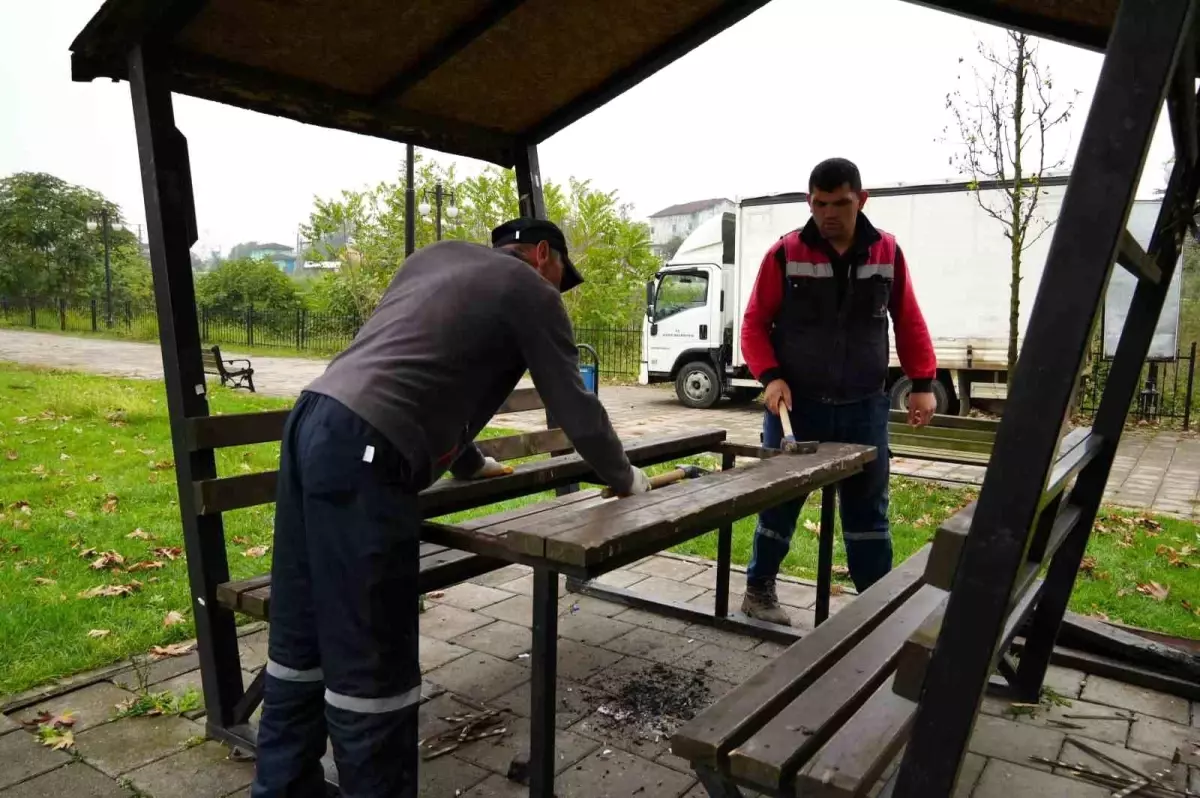 Düzce\'de Melensu Park\'taki Ahşap Masa Tahrip Edildi