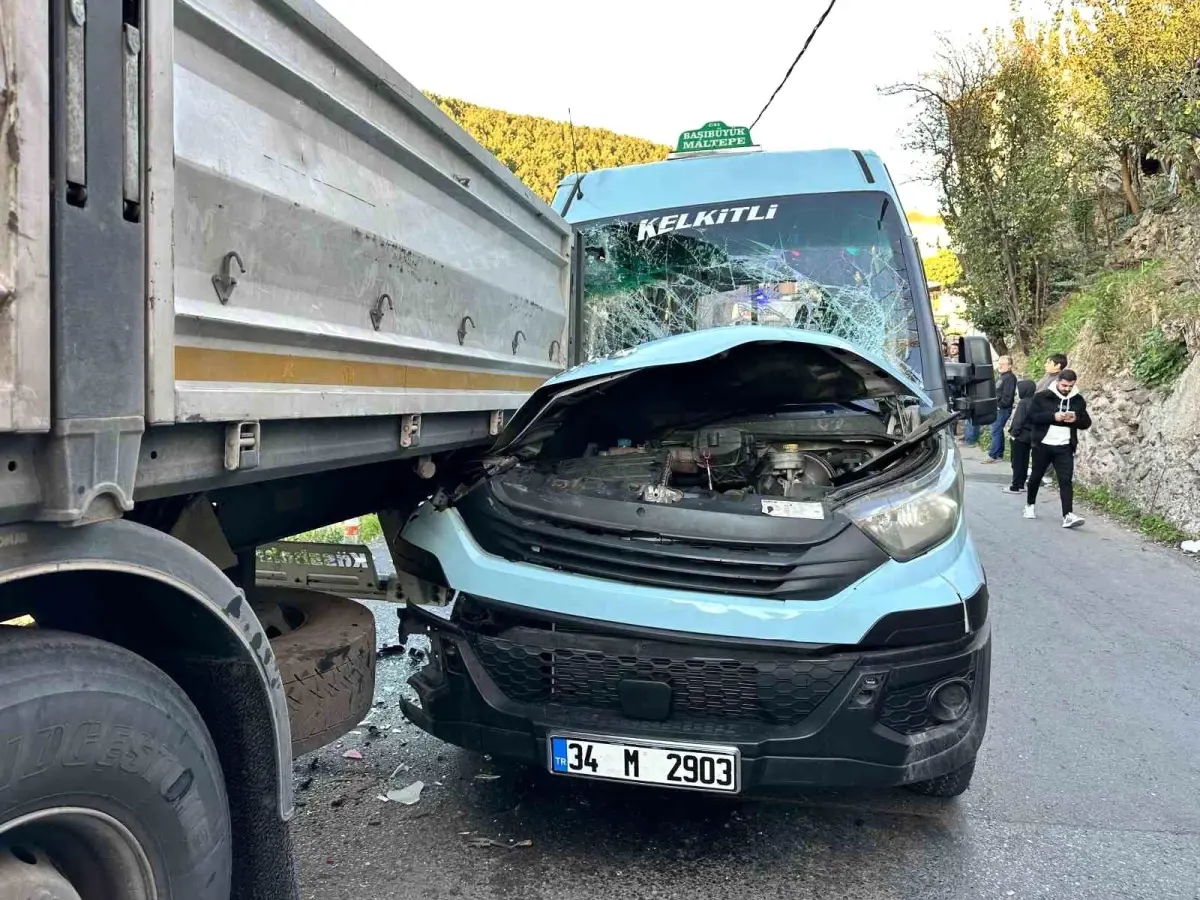 Maltepe\'de minibüs tıra çarptı: 8 yaralı