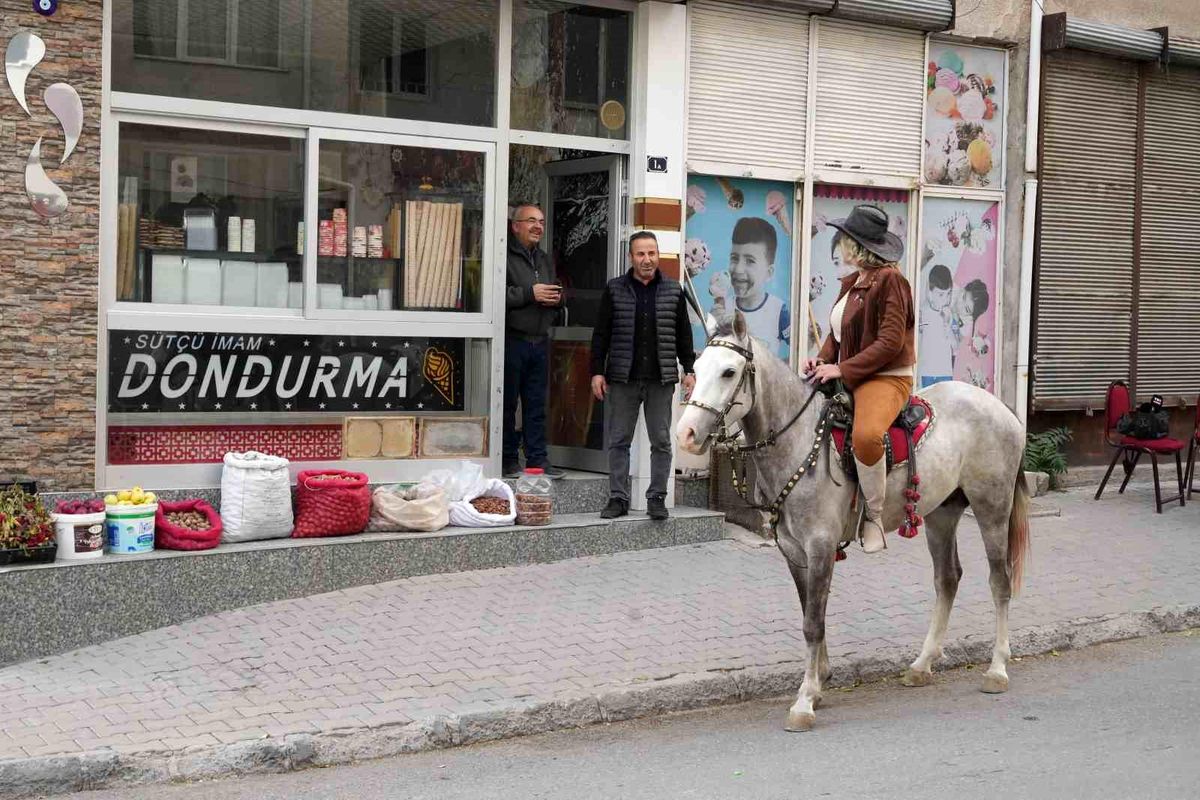 Kovboy Muhtar Tuğba Somkaya, Büyüyen Mahallesini Atıyla Dolaşıyor