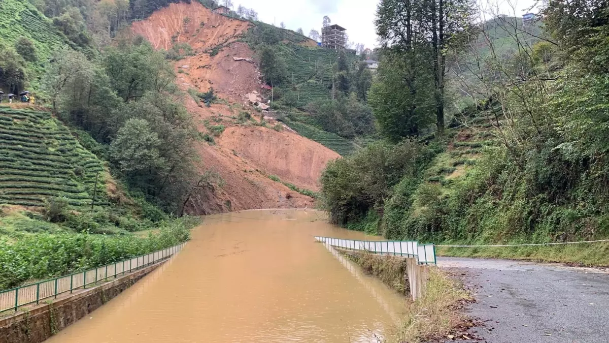 Rize\'de Heyelan: 2 Ev Toprak Altında