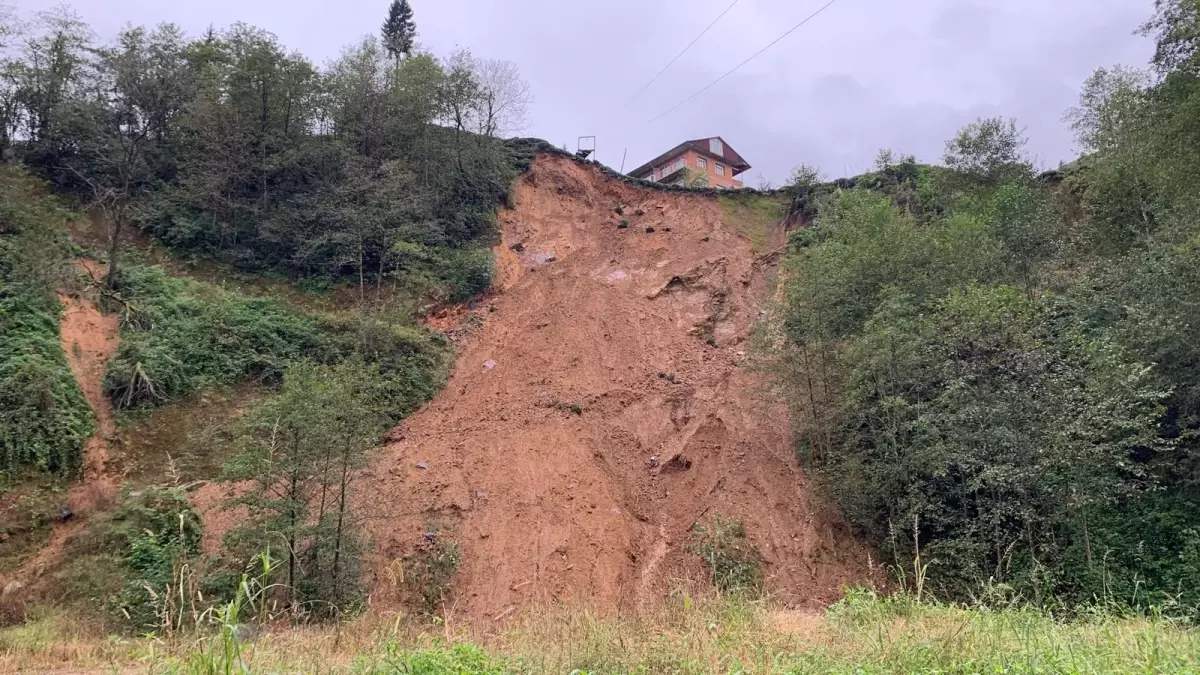 Rize\'de Heyelan: 2 Ev Toprak Altında