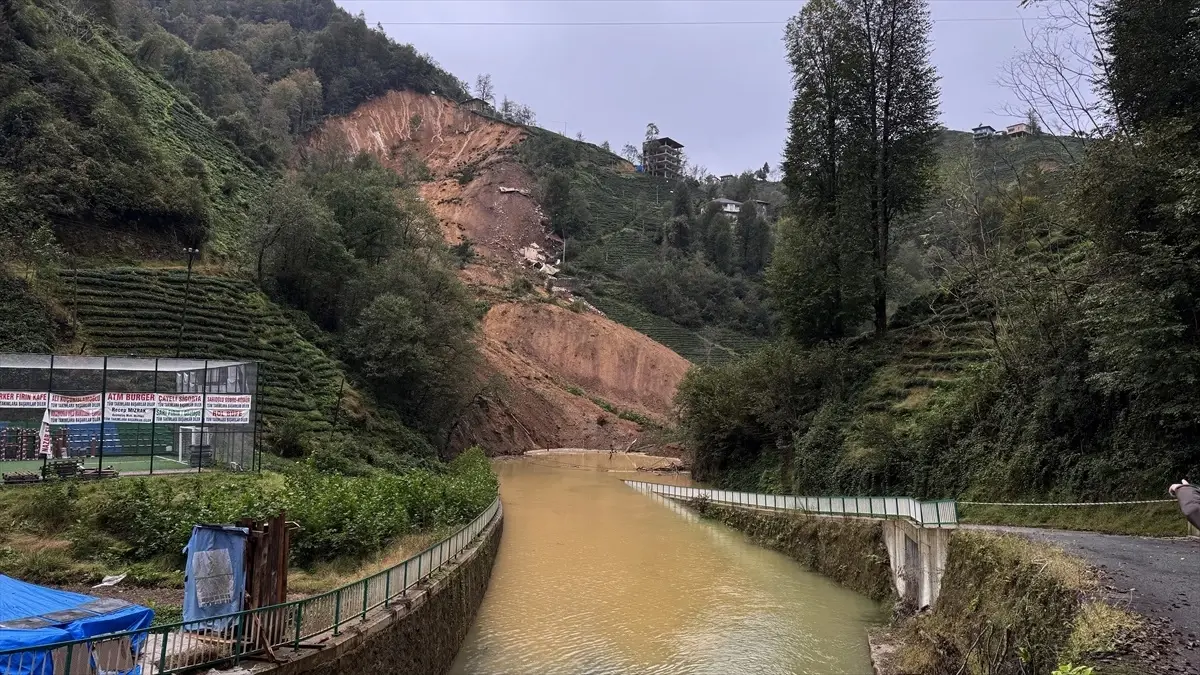 Rize\'de Heyelan: 2 Ev Toprak Altında Kaldı