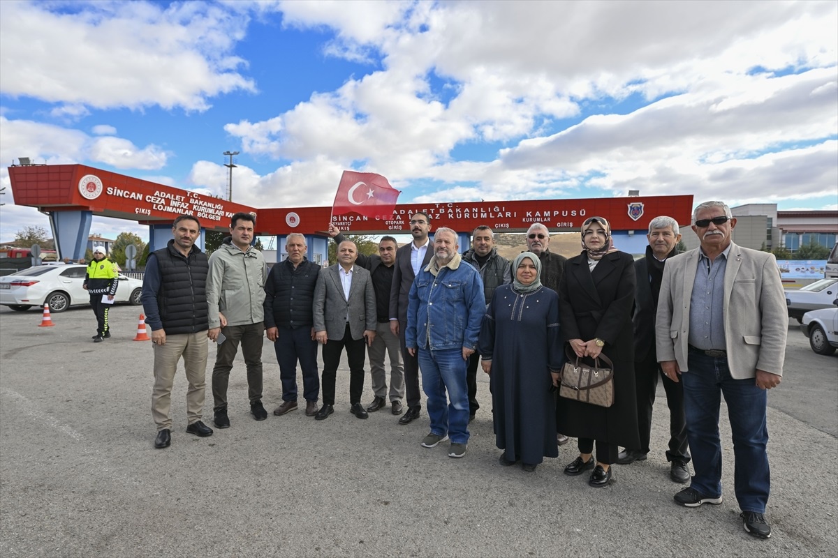 Şehit yakınları, FETÖ elebaşı Gülen\'in ölüm haberini davul ve zurna eşliğinde kutladı