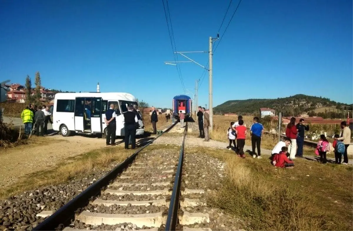 Tavşanlı\'da Servis Minibüsü Trenle Çarpıştı