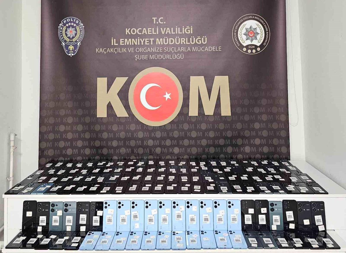 Kocaeli\'de Kaçak 140 Cep Telefonu Ele Geçirildi