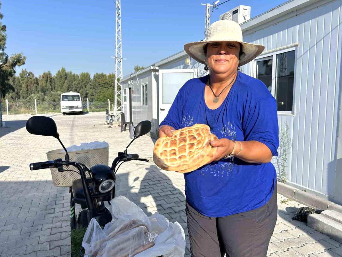 Ekmek Satarak Oğluna Destek Oluyor