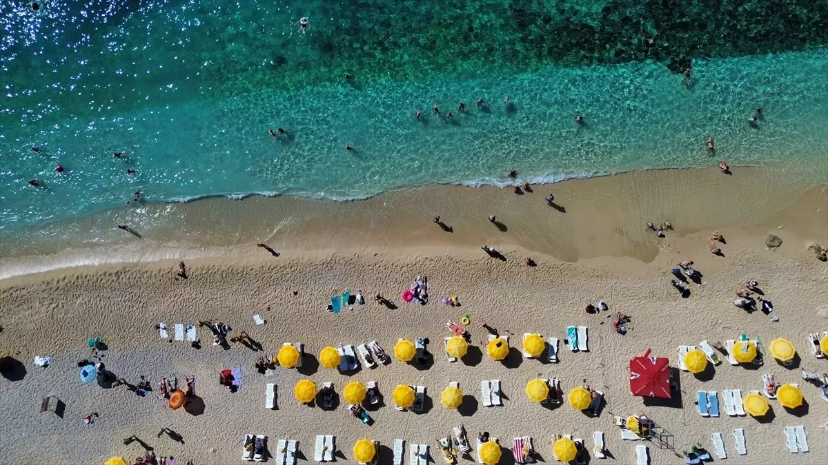 Kaş\'ta Güneşli Havada Deniz Keyfi