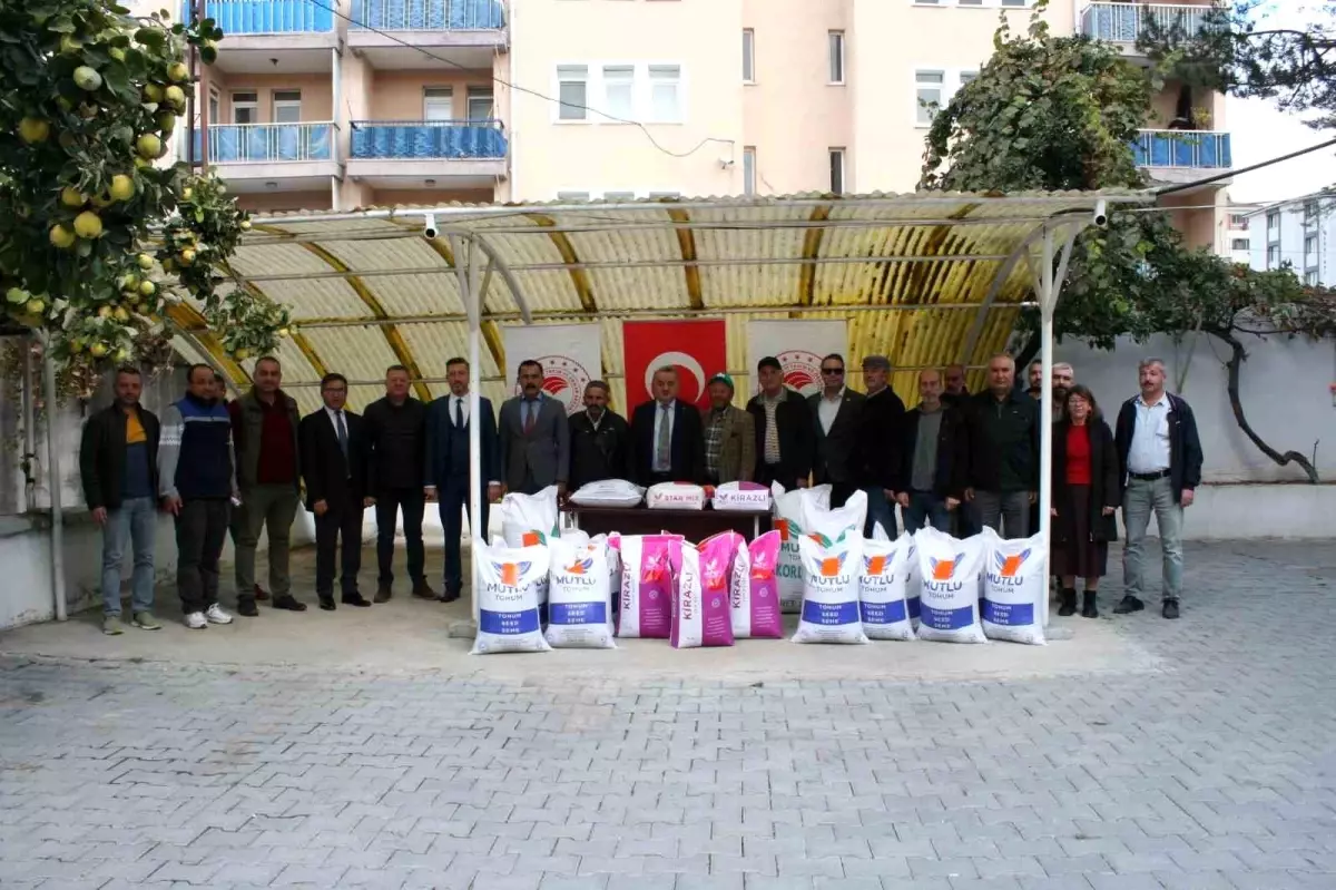 Bozüyük\'te Çiftçilere Yem Bitkisi Tohumu Dağıtıldı