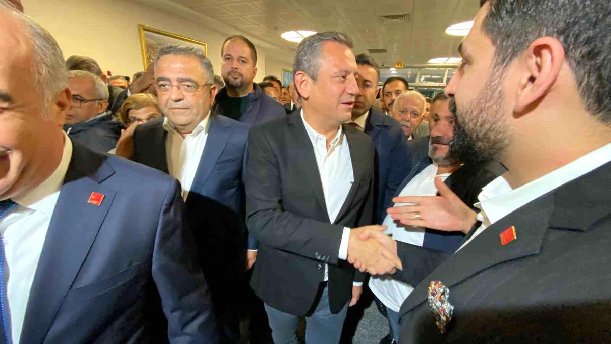 CHP Genel Başkanı Özgür Özel, Diyarbakır\'da Kürtçe Şarkılarla Karşılandı