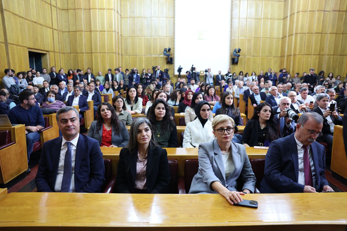 DEM Parti\'den Barış İnisiyatifi Çağrısı