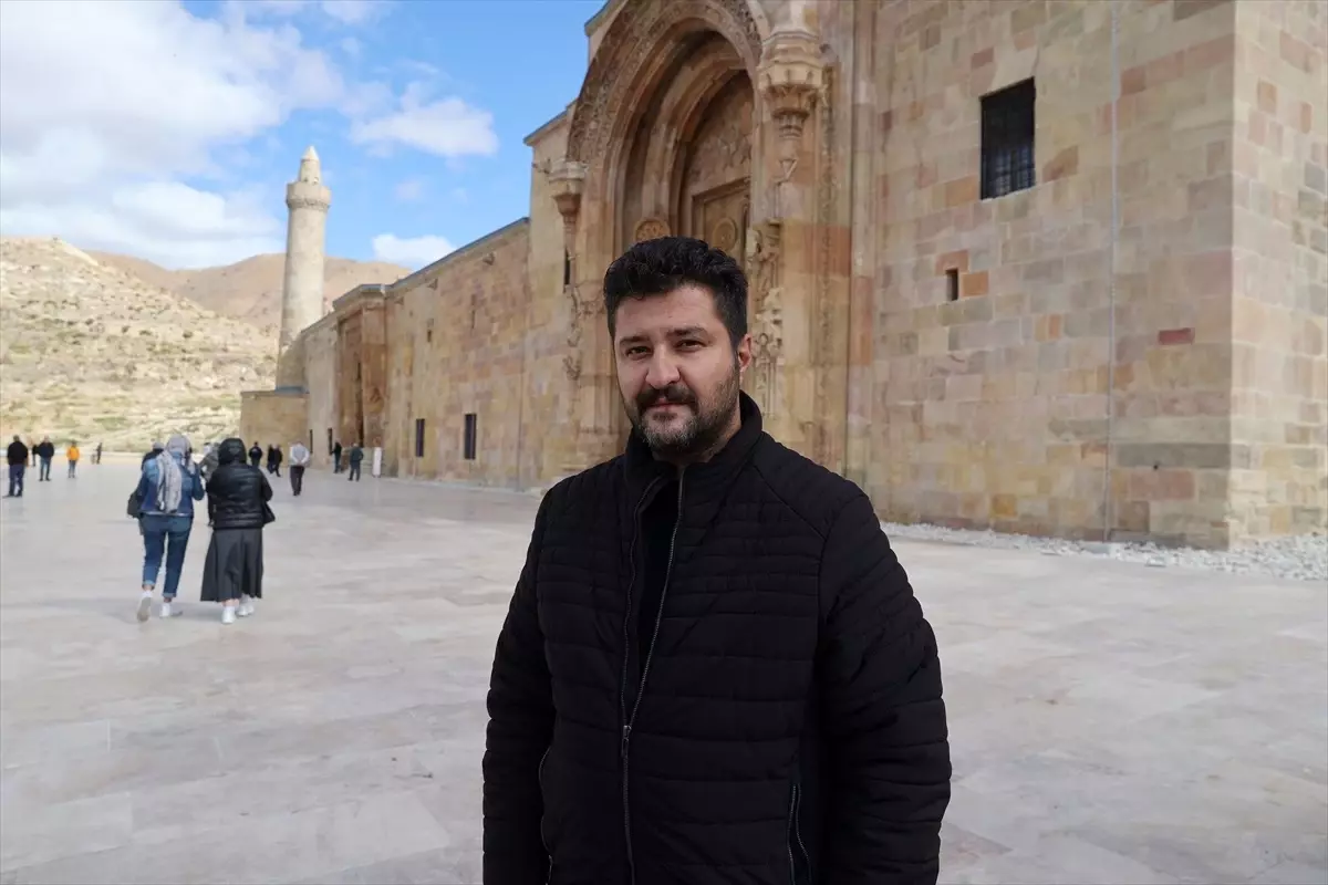 Divriği Ulu Camii Ziyaretçi Akınına Uğradı