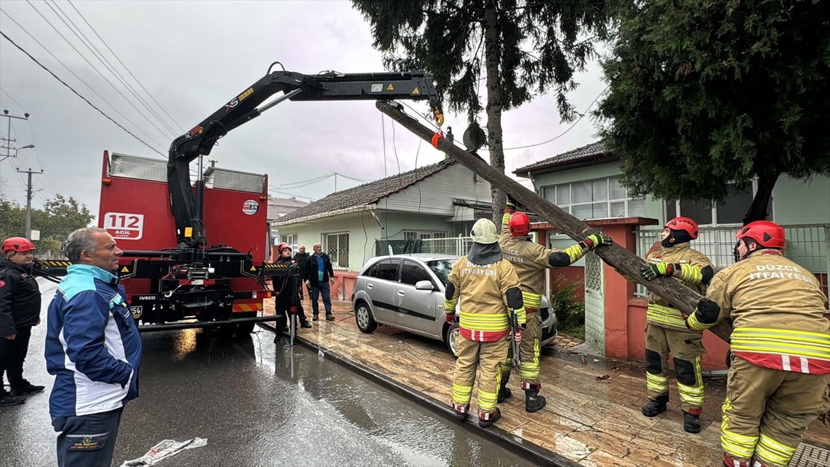 Düzce\'de Otomobil Telefon Direğine Çarptı: 2 Yaralı