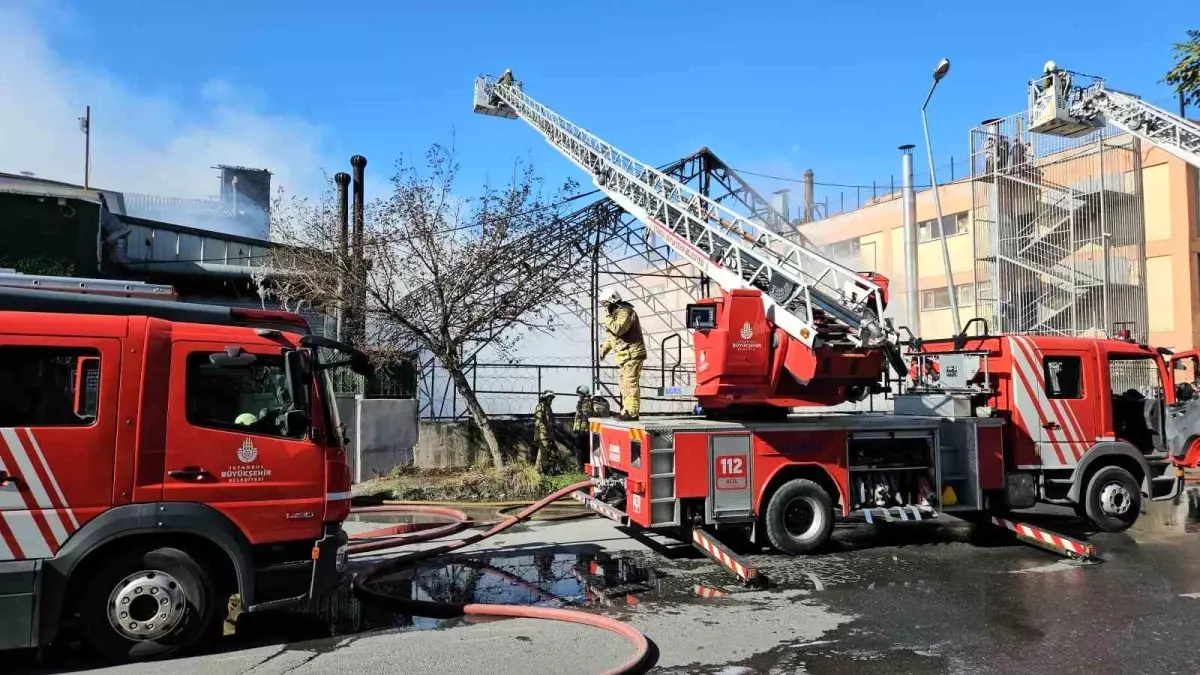 Gaziosmanpaşa\'da Yangın: Halı Sahadan İş Hanına Sıçradı