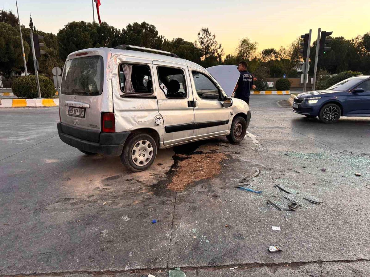 Aydın\'da Takla Atan Araçta 3 Yaralı