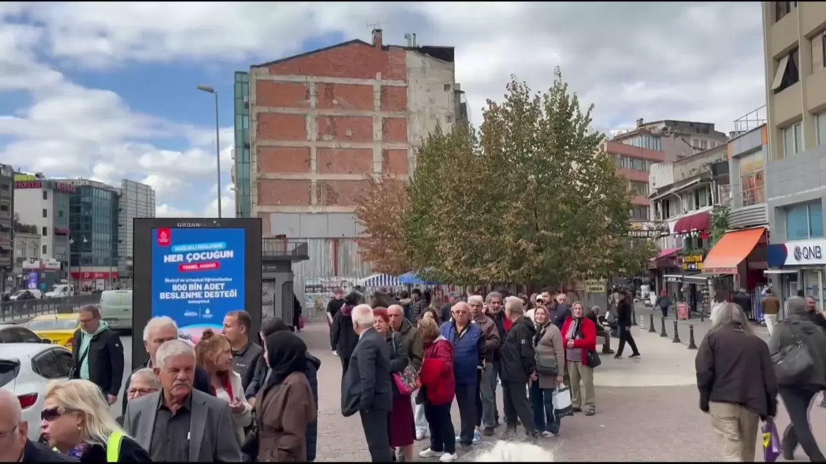 Kadıköy\'de FETÖ Elebaşı İçin Lokma Dağıtıldı