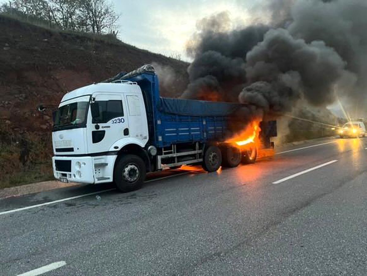 Düzce\'de Lastiklerden Tutuşan Kamyon Alev Alev Yanarak Kontrol Altına Alındı