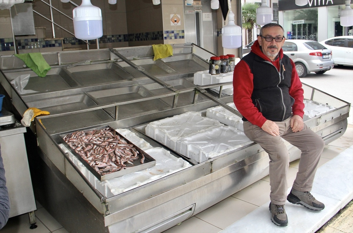 Karadeniz\'de Olumsuz Hava, Balık Tezgahlarını Boş Bıraktı