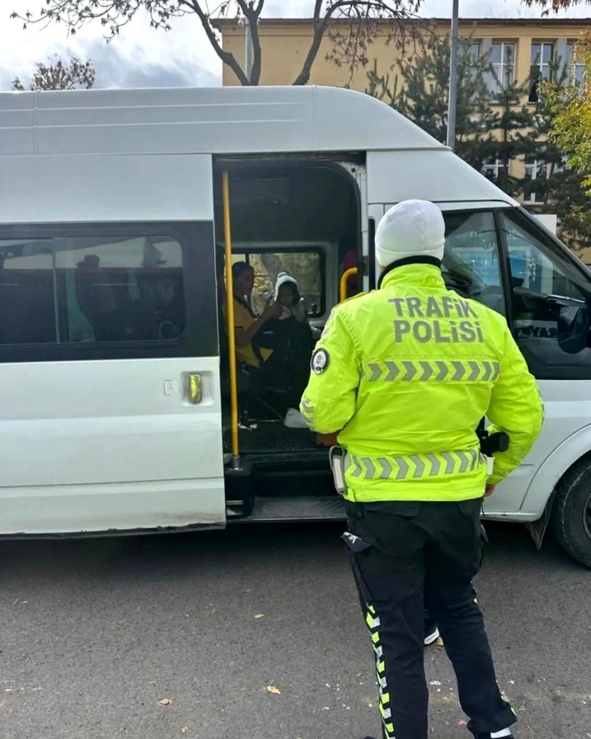 Kars\'ta Okul Servislerine Denetim