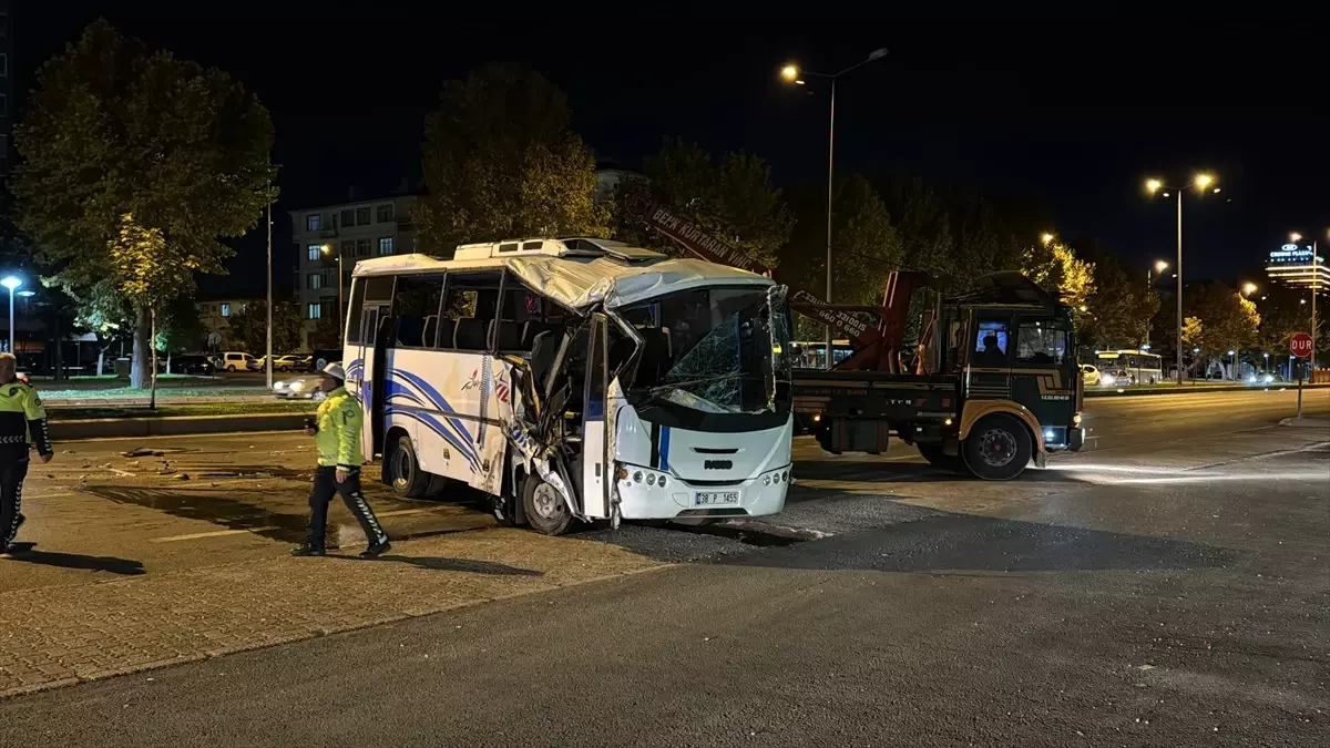 Kayseri\'de Minibüs-Otomobil Çarpıştı