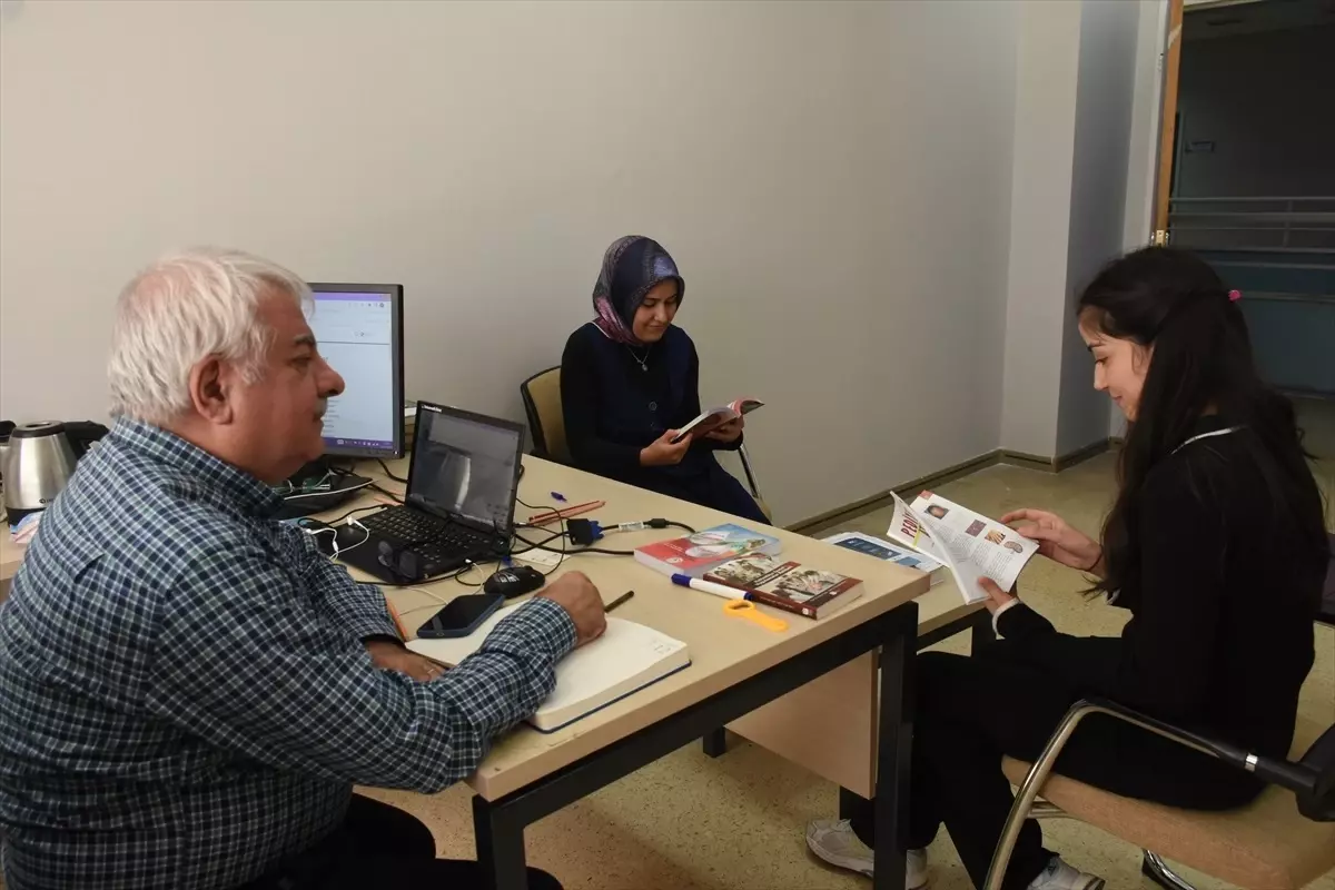 Prof. Dr. Cengiz Yakıncı\'dan Tıp Öğrencilerine Kitap Bağışı