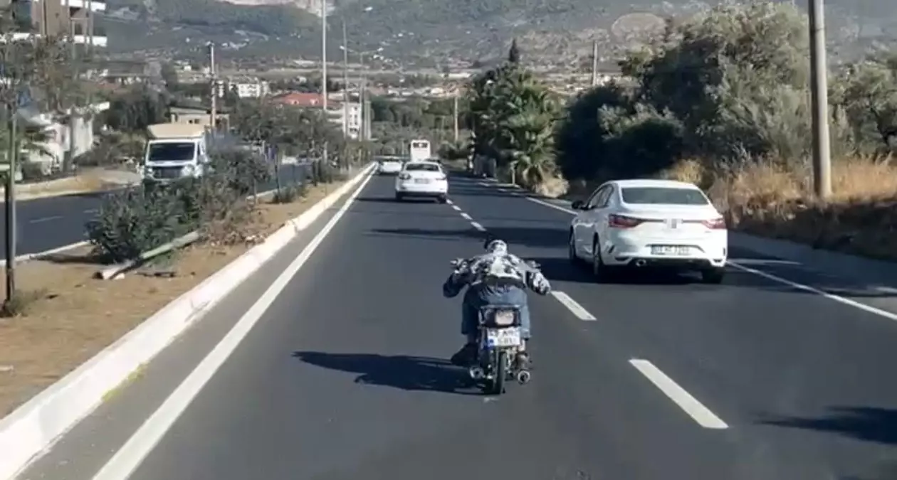 Kasksız Motosiklet Sürücüsü Tehlikeli Sürüş Yaptı