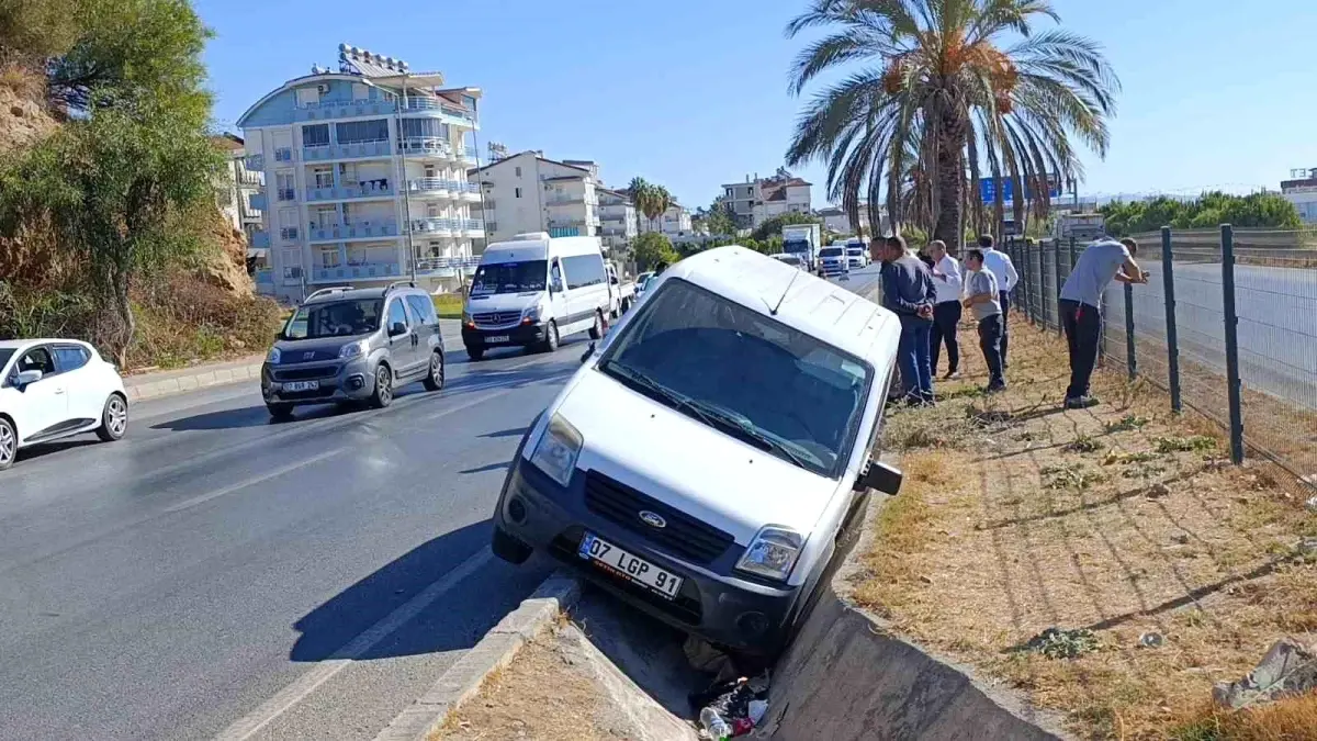 Antalya\'da Kaza: Sürücü Yaralanmadan Kurtuldu