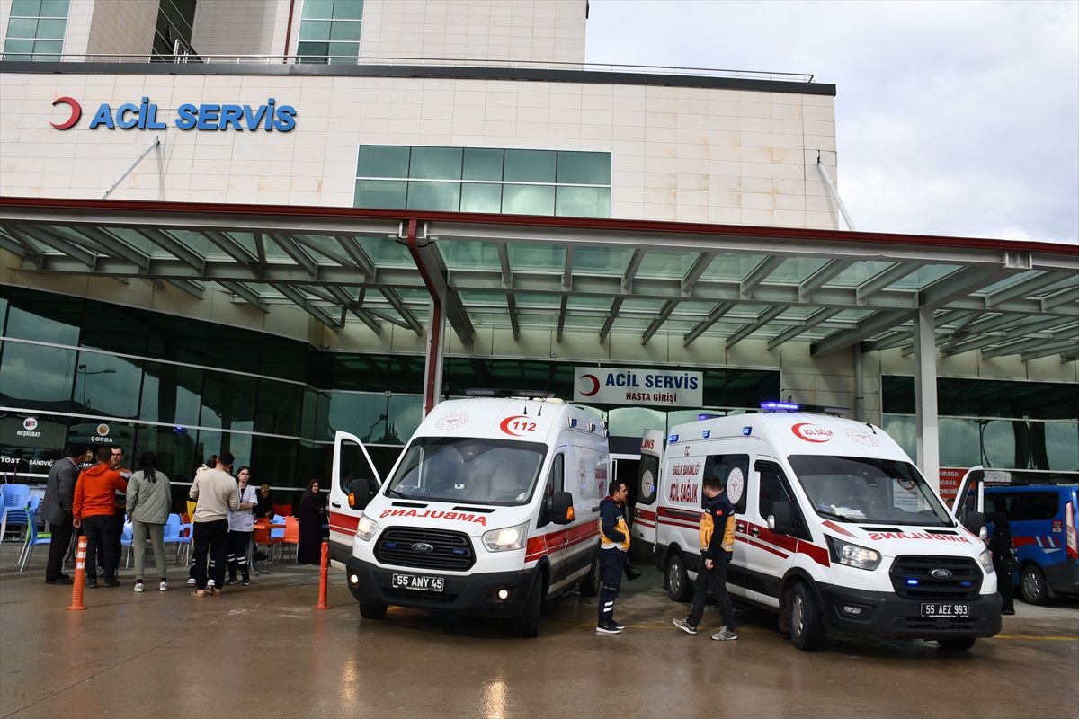Vezirköprü\'de Servis Kazası: 9 Yaralı