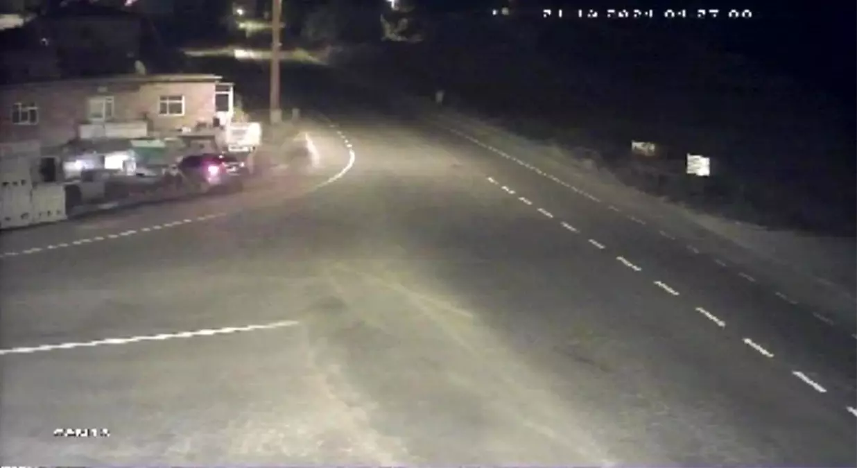 Nevşehir\'de Kayan Araç Ev Bahçesine Uçtu