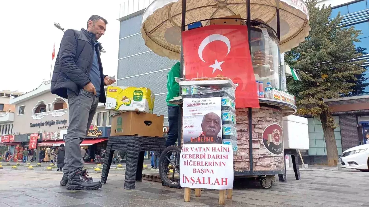 Simitçi, Fethullah Gülen\'in ölümünü tatlı dağıtarak kutladı