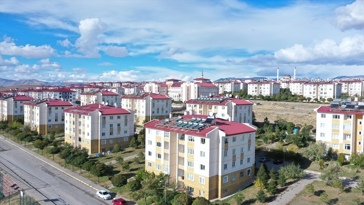 Van depreminde kaybettikleri akrabalarının acısını unutamıyorlar