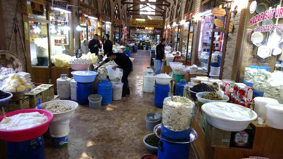 Van\'ın Tescilli Otlu Peyniri Kışa Hazırlanıyor